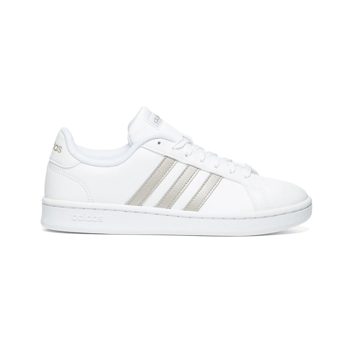 Sneakers bianche e platino in pelle e similpelle con strisce a contrasto adidas Grand Court