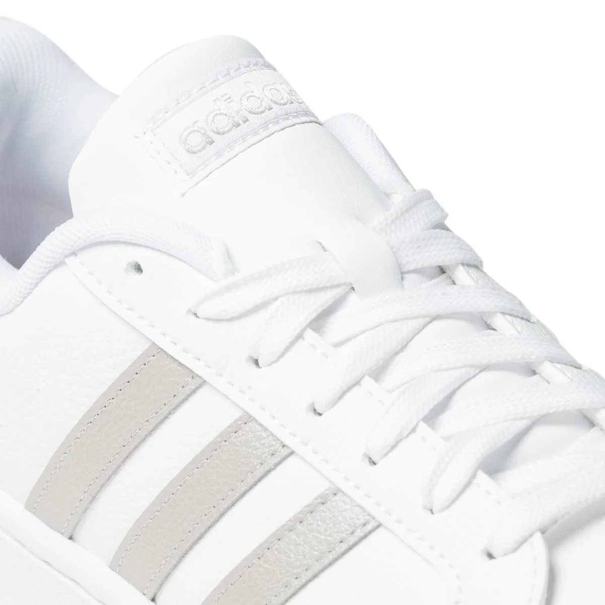 Sneakers bianche e platino in pelle e similpelle con strisce a contrasto adidas Grand Court - Image 6