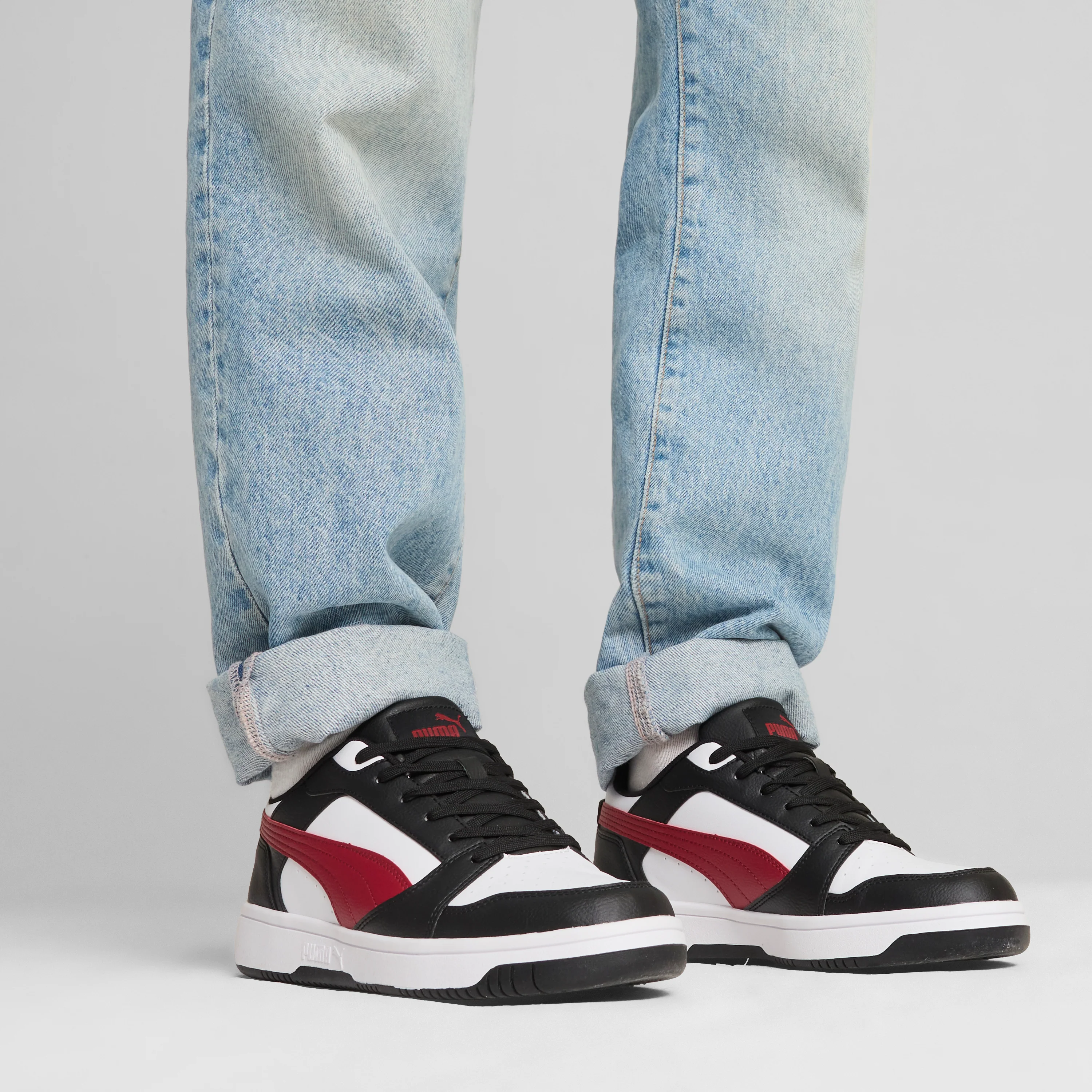 Sneakers casual da uomo bianche con dettagli neri e rossi e logo Puma Rebound V6