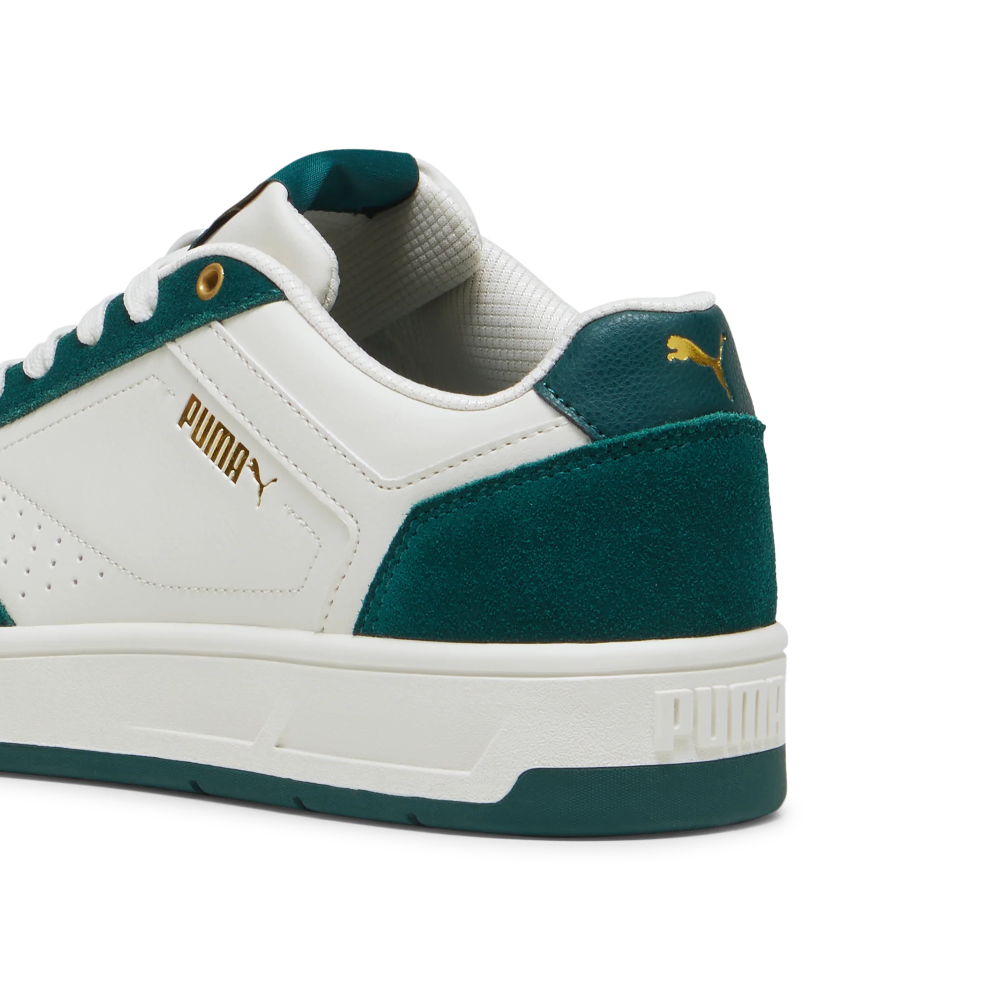 Sneakers casual da uomo bianche e verdi con inserti scamosciati e logo Puma Court Classic - Image 2