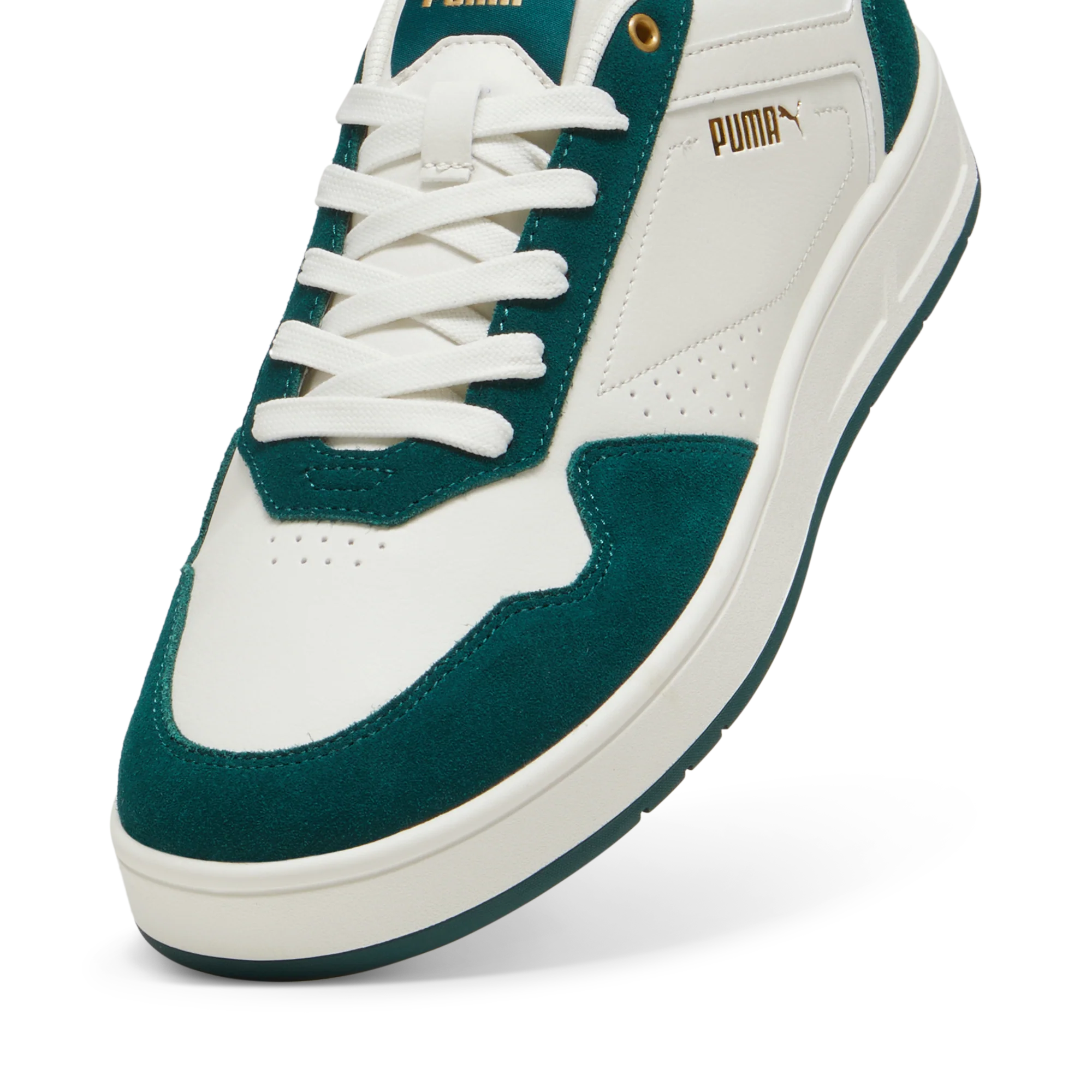 Sneakers casual da uomo bianche e verdi con inserti scamosciati e logo Puma Court Classic - Image 6