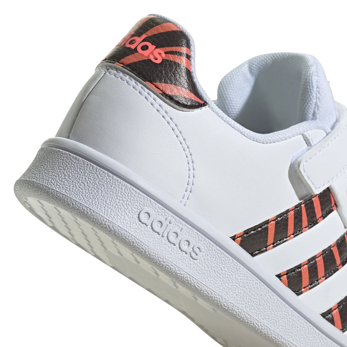 Sneakers da bambina bianche con strisce animalier adidas Grand Court Tiger - Image 8