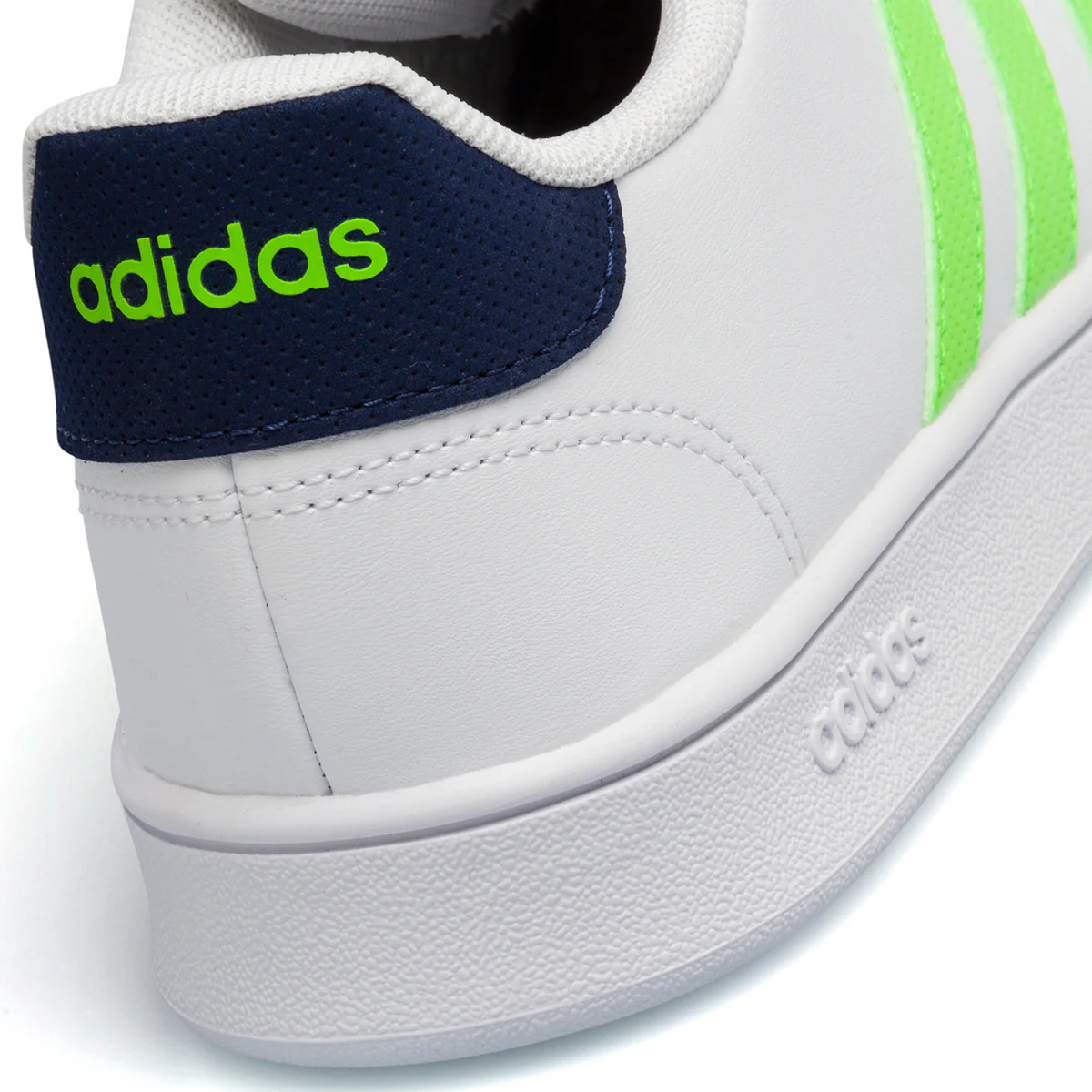 Sneakers da ragazzo bianche con strisce a contrasto adidas Grand Court - Image 7