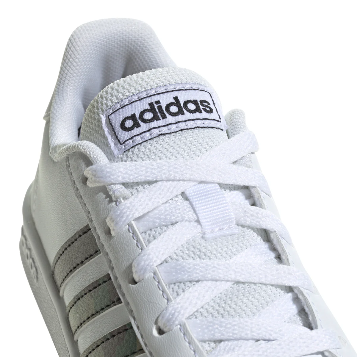 Sneakers da ragazzo bianche con strisce camouflage adidas Grand Court - Image 7
