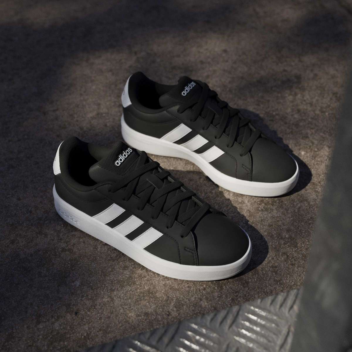 Sneakers da Ragazzo nere con dettagli bianchi adidas Grand Court 3.0 - Image 2