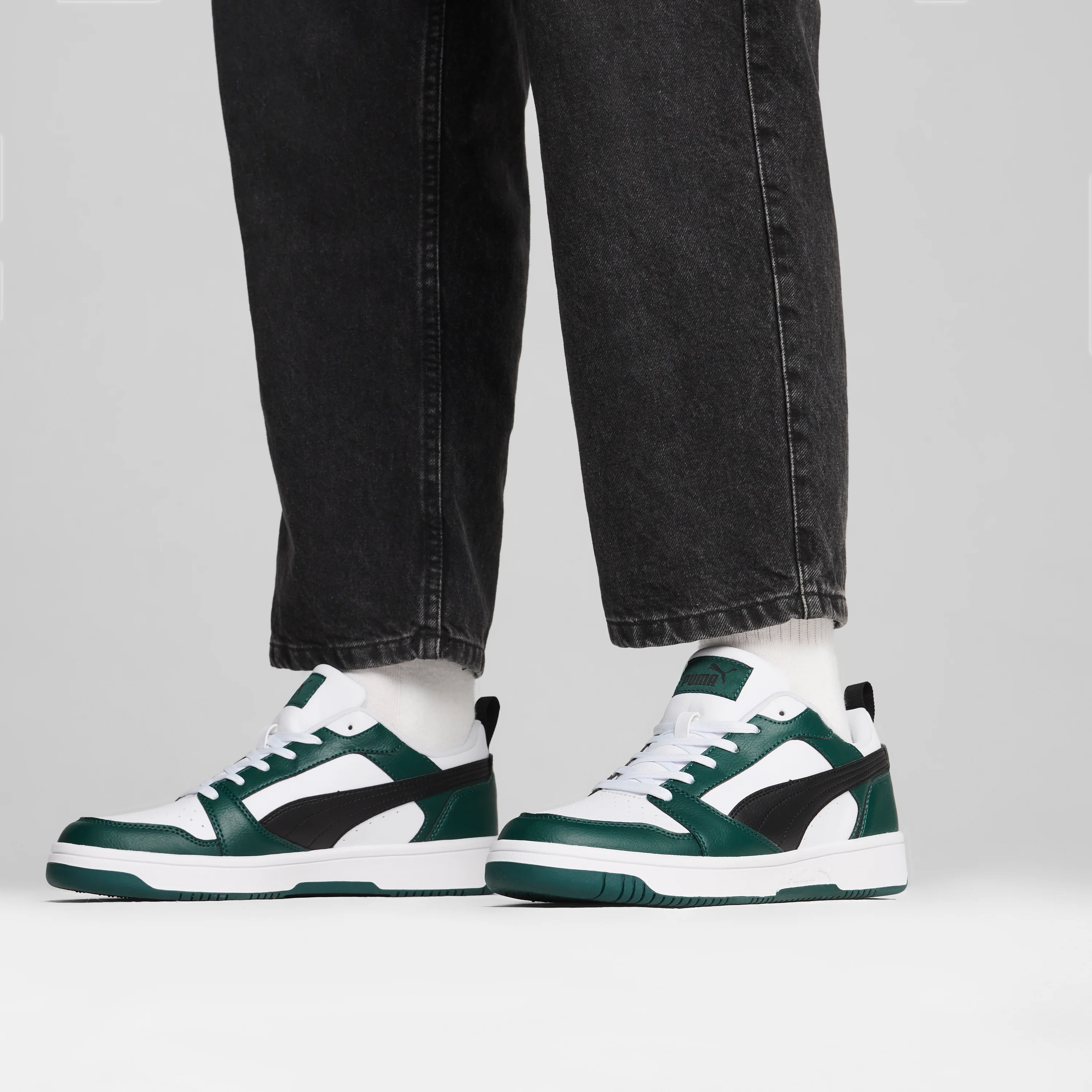 Sneakers da uomo bianche nere e verde scuro con logo Puma Rebound V6 - Image 3