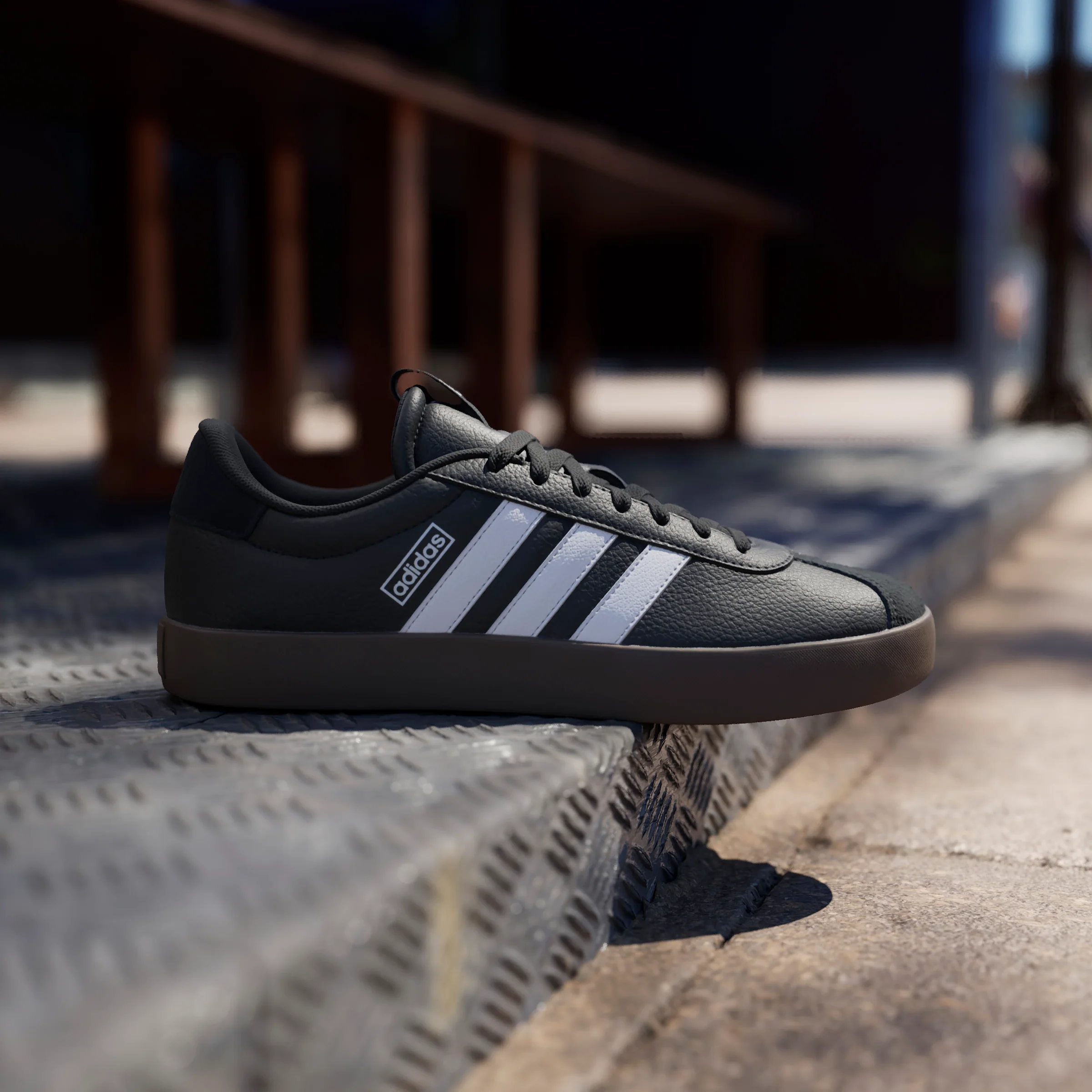 Sneakers da uomo nere in pelle scamosciata con logo adidas VL Court 3.0