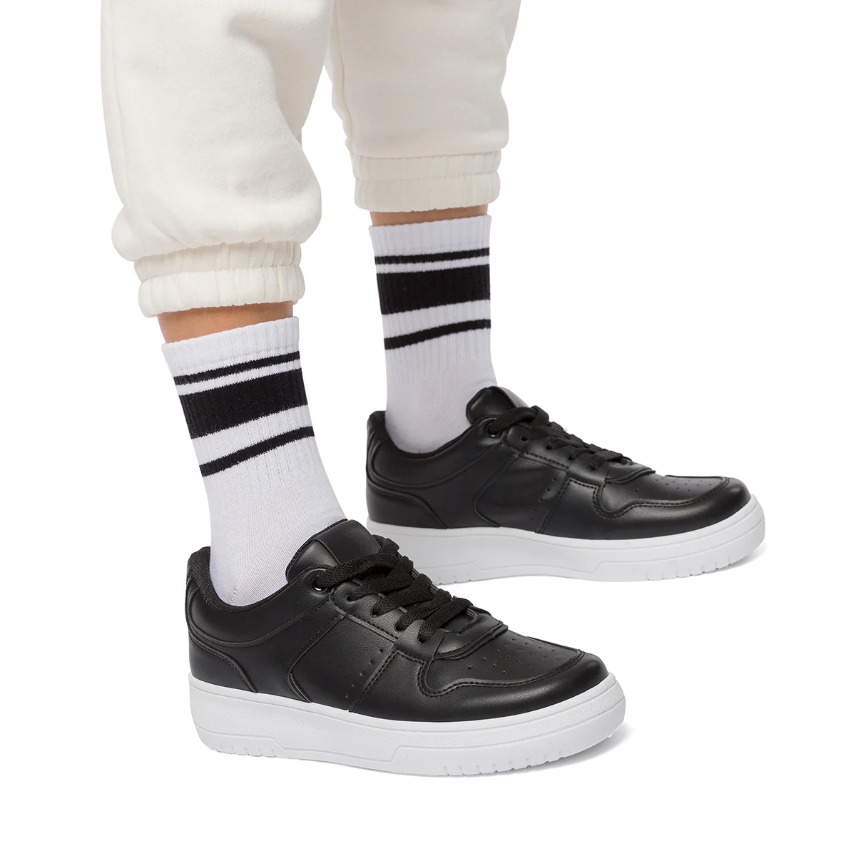 Sneakers nere da donna con dettagli traforati Lora Ferres