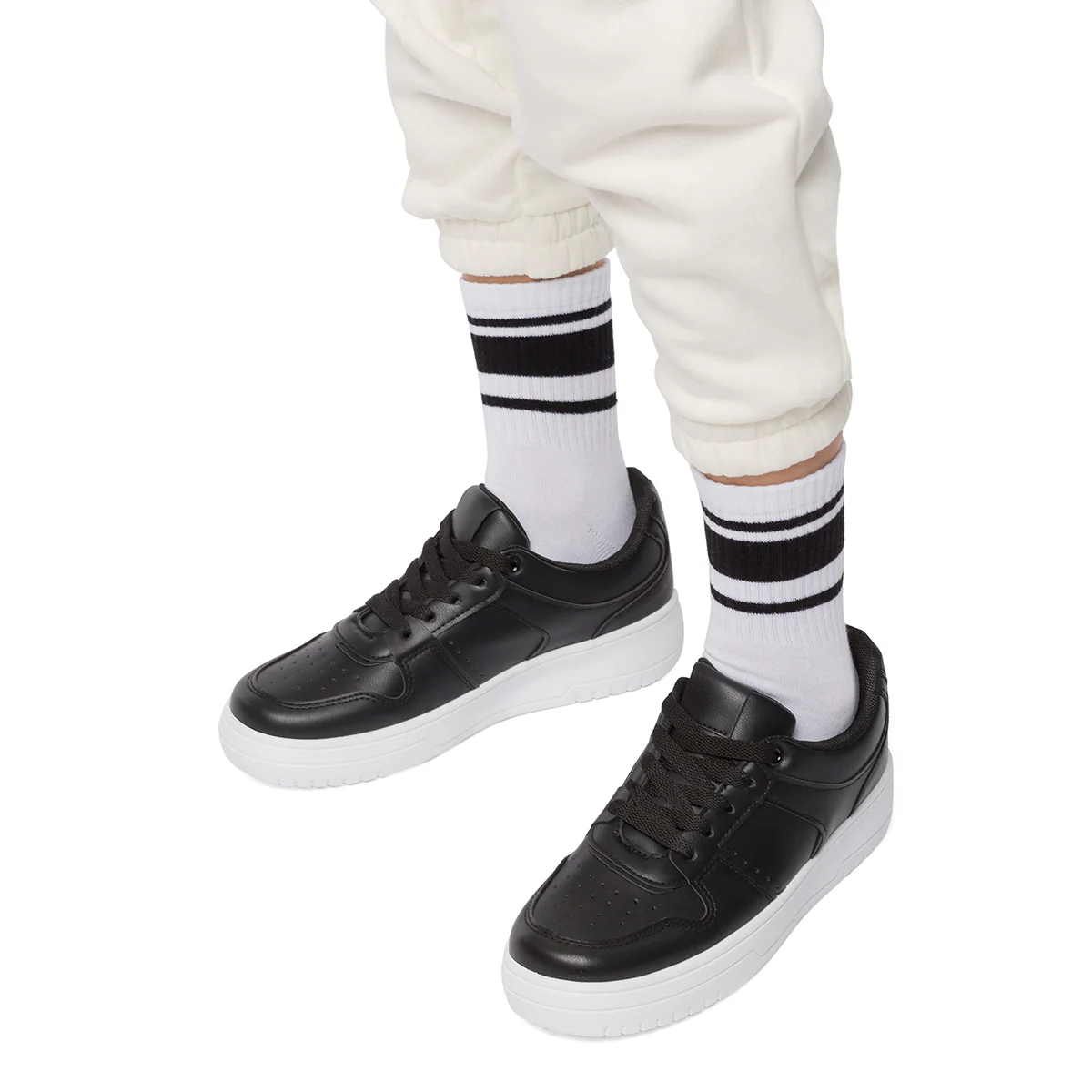 Sneakers nere da donna con dettagli traforati Lora Ferres - Image 10
