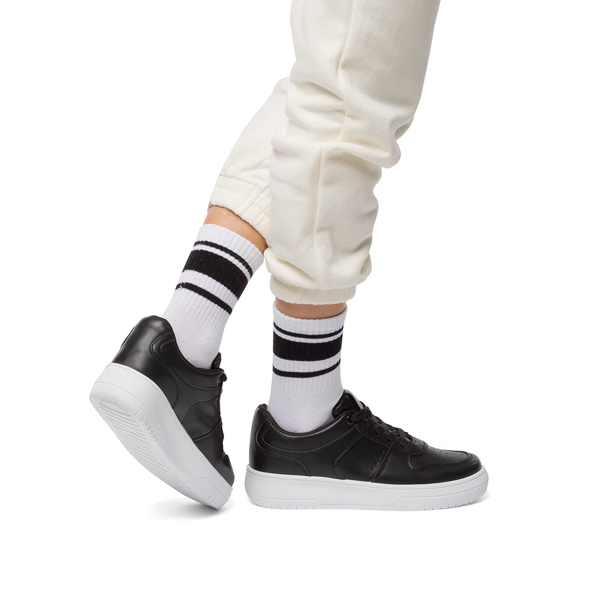 Sneakers nere da donna con dettagli traforati Lora Ferres - Image 5