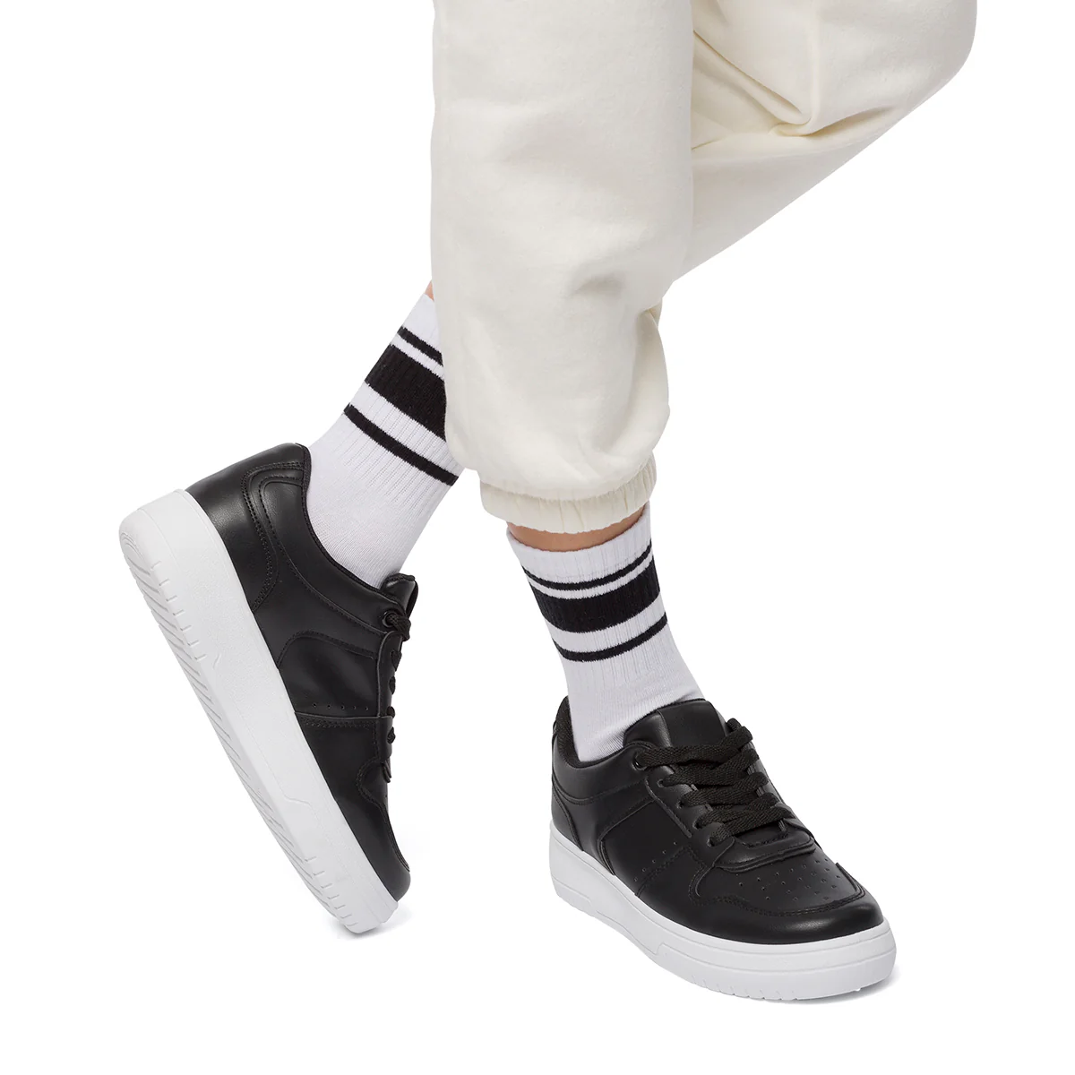Sneakers nere da donna con dettagli traforati Lora Ferres - Image 6