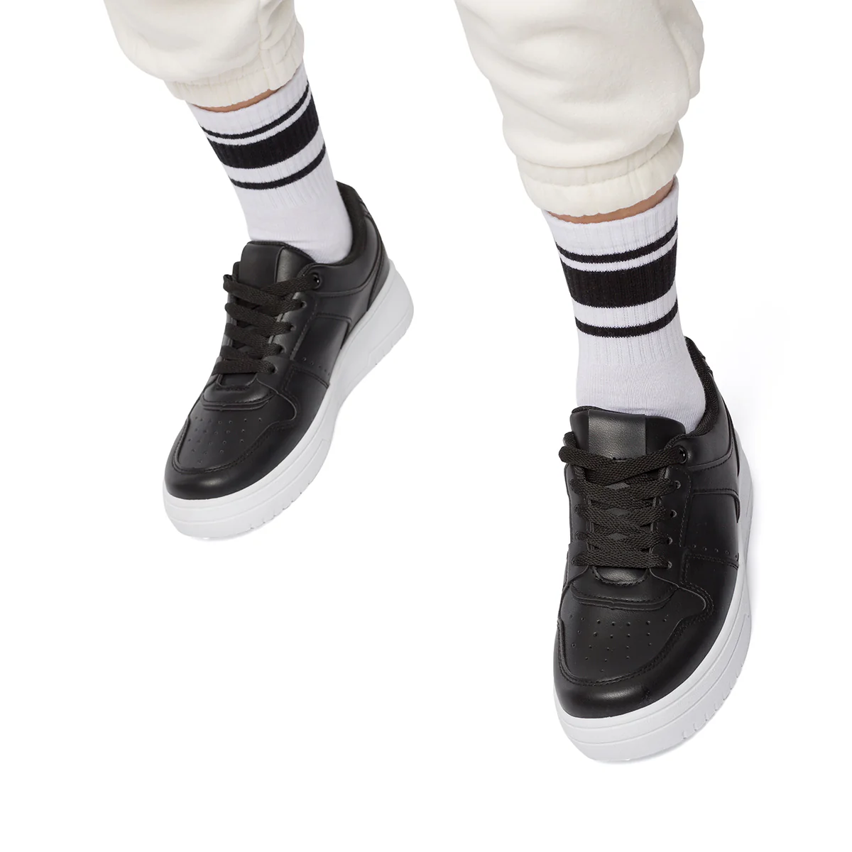 Sneakers nere da donna con dettagli traforati Lora Ferres - Image 7