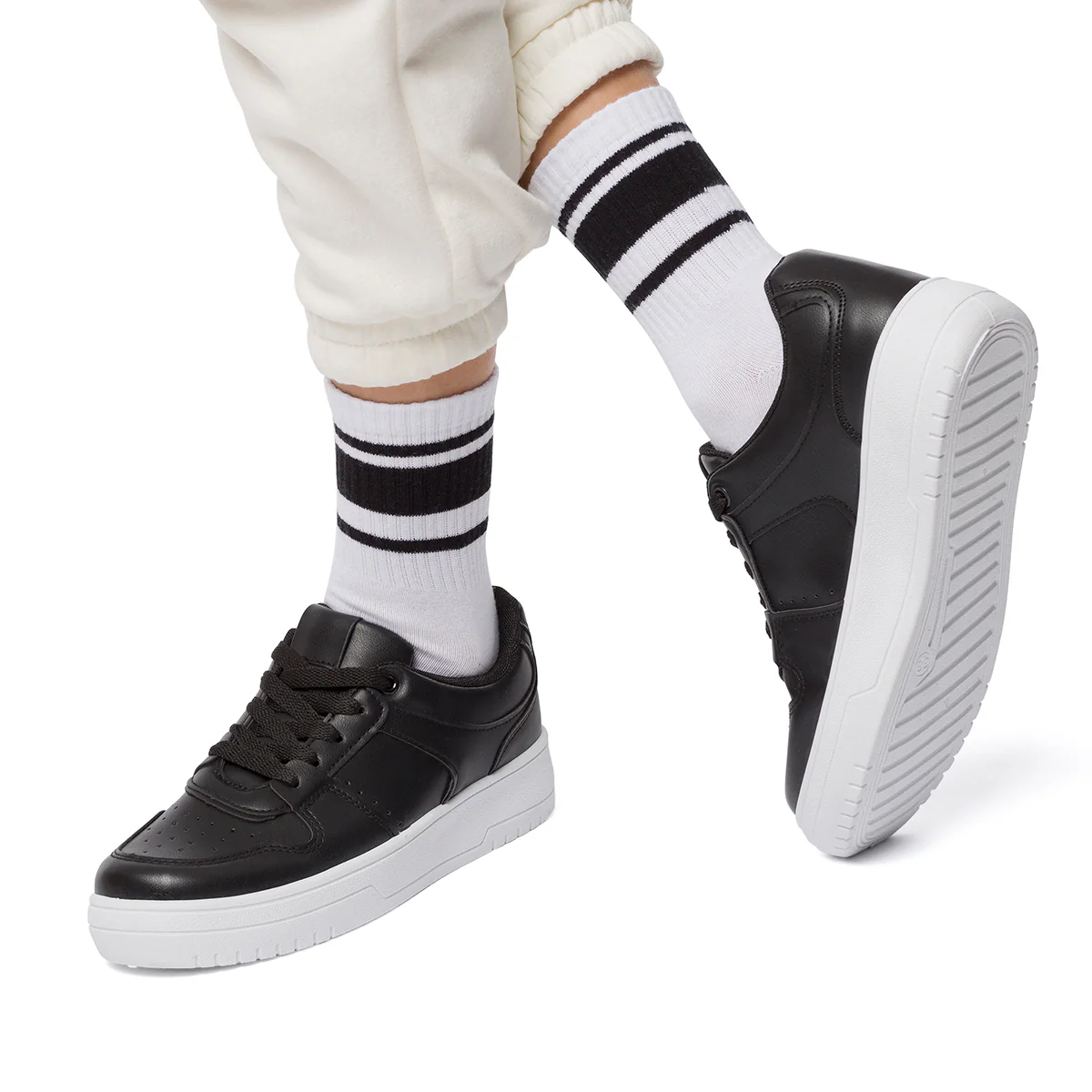 Sneakers nere da donna con dettagli traforati Lora Ferres - Image 8