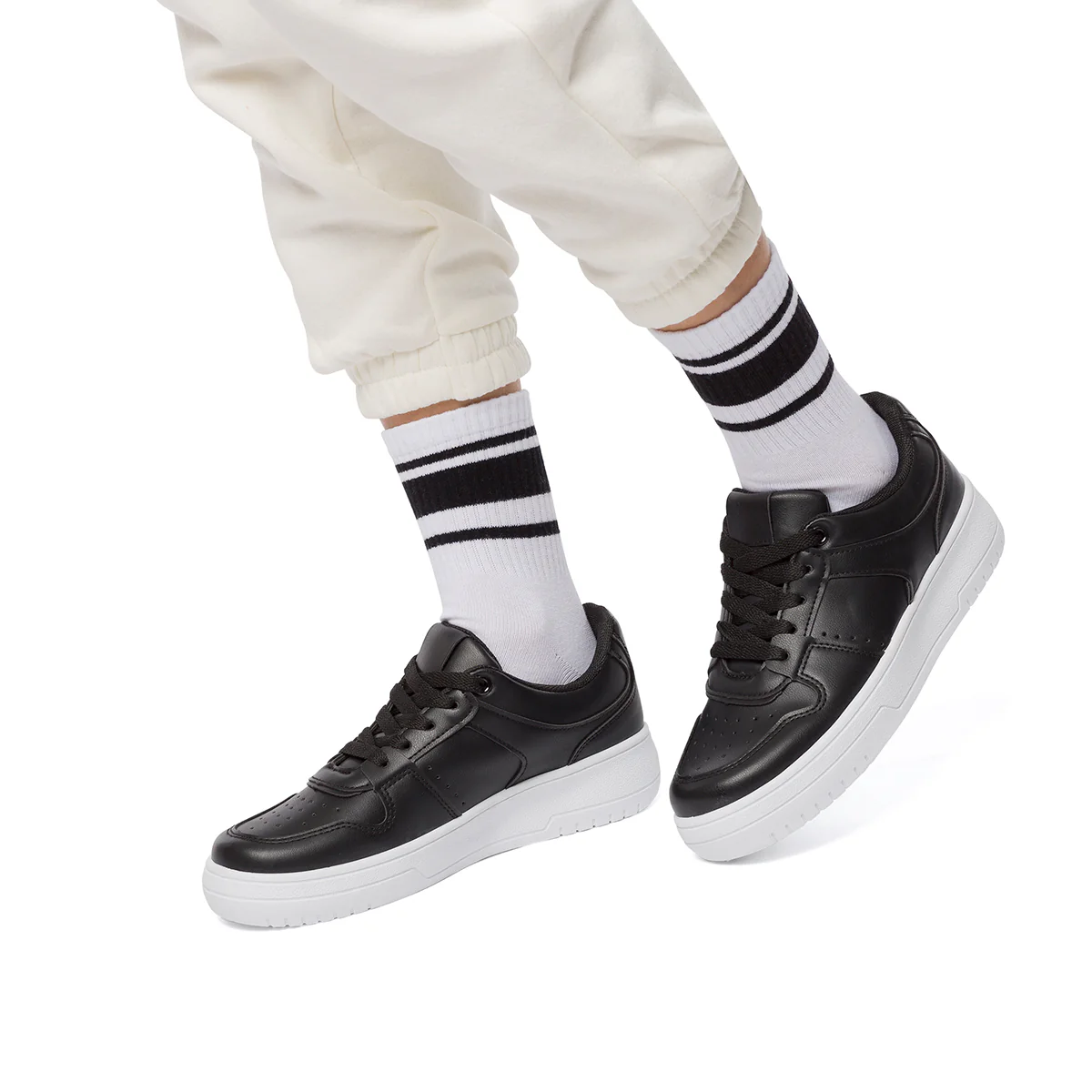 Sneakers nere da donna con dettagli traforati Lora Ferres - Image 9