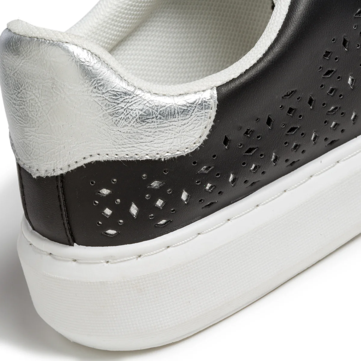 Sneakers nere e argento con dettagli traforati Lora Ferres - Image 7