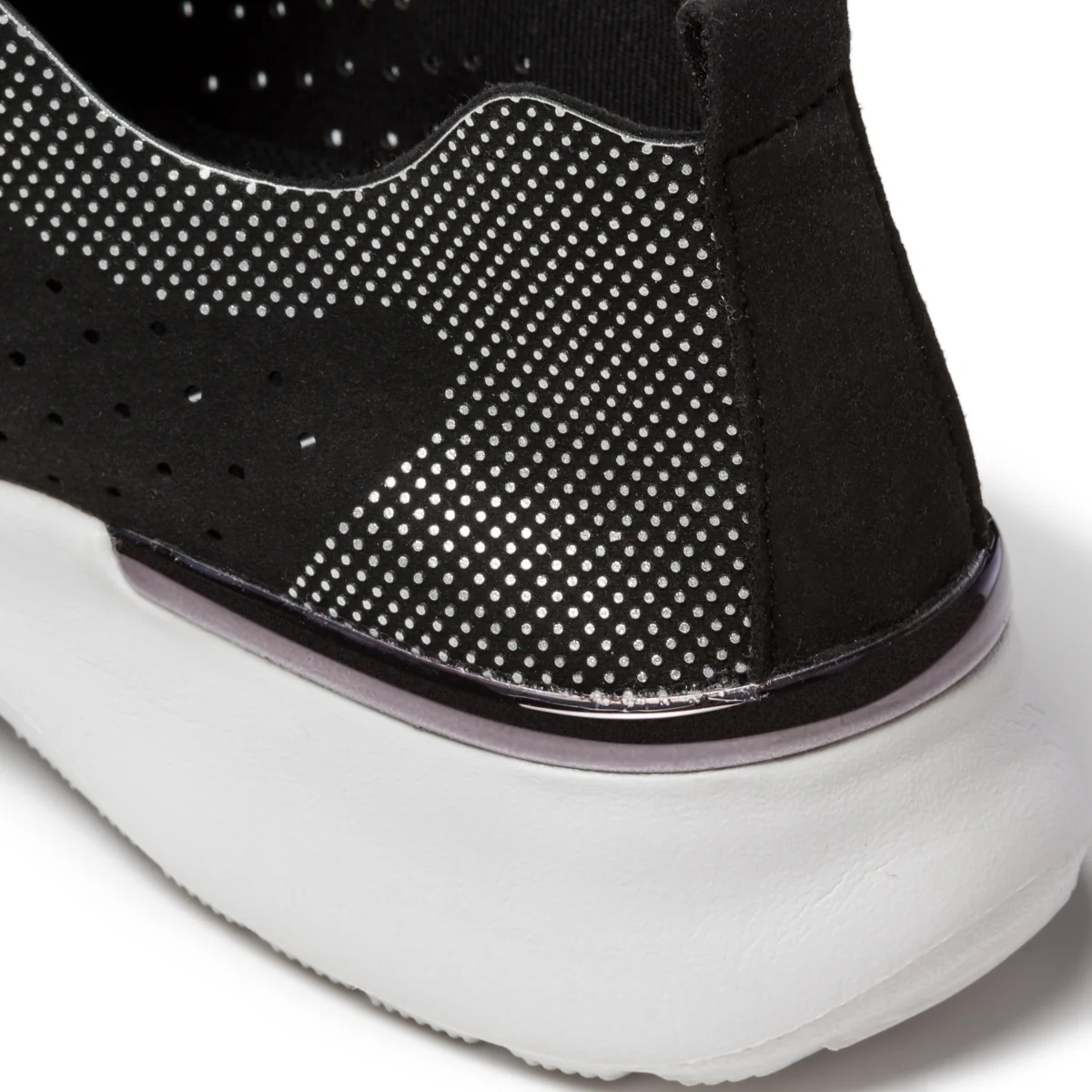 Sneakers nere in mesh traforato con dettaglio laminato sul tallone Lora Ferres - Image 7