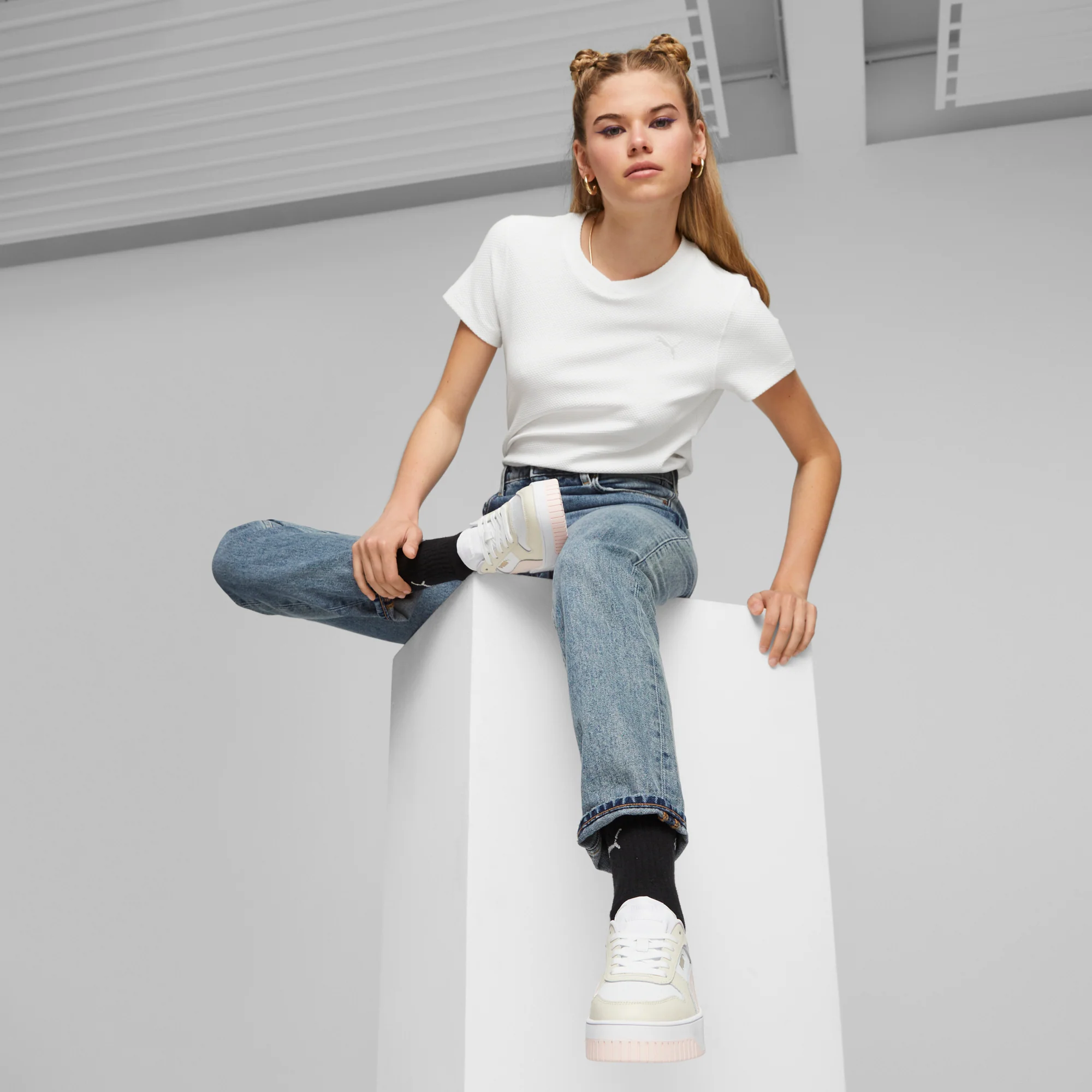 Sneakers platform casual da donna bianche con dettagli rosa e logo Puma Carina Street - Image 8