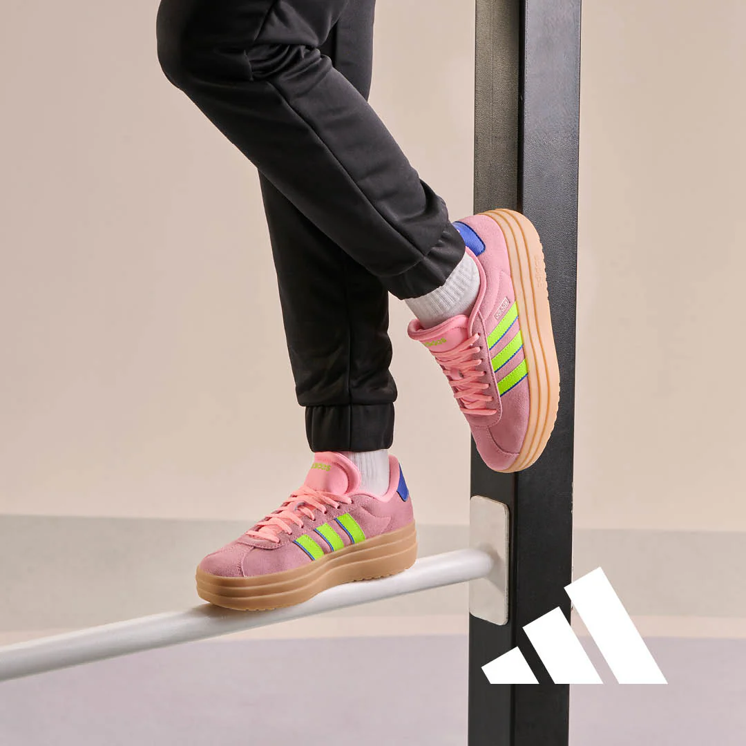 Sneakers platform rosa da donna con dettagli giallo fluo e blu adidas VL Court Bold