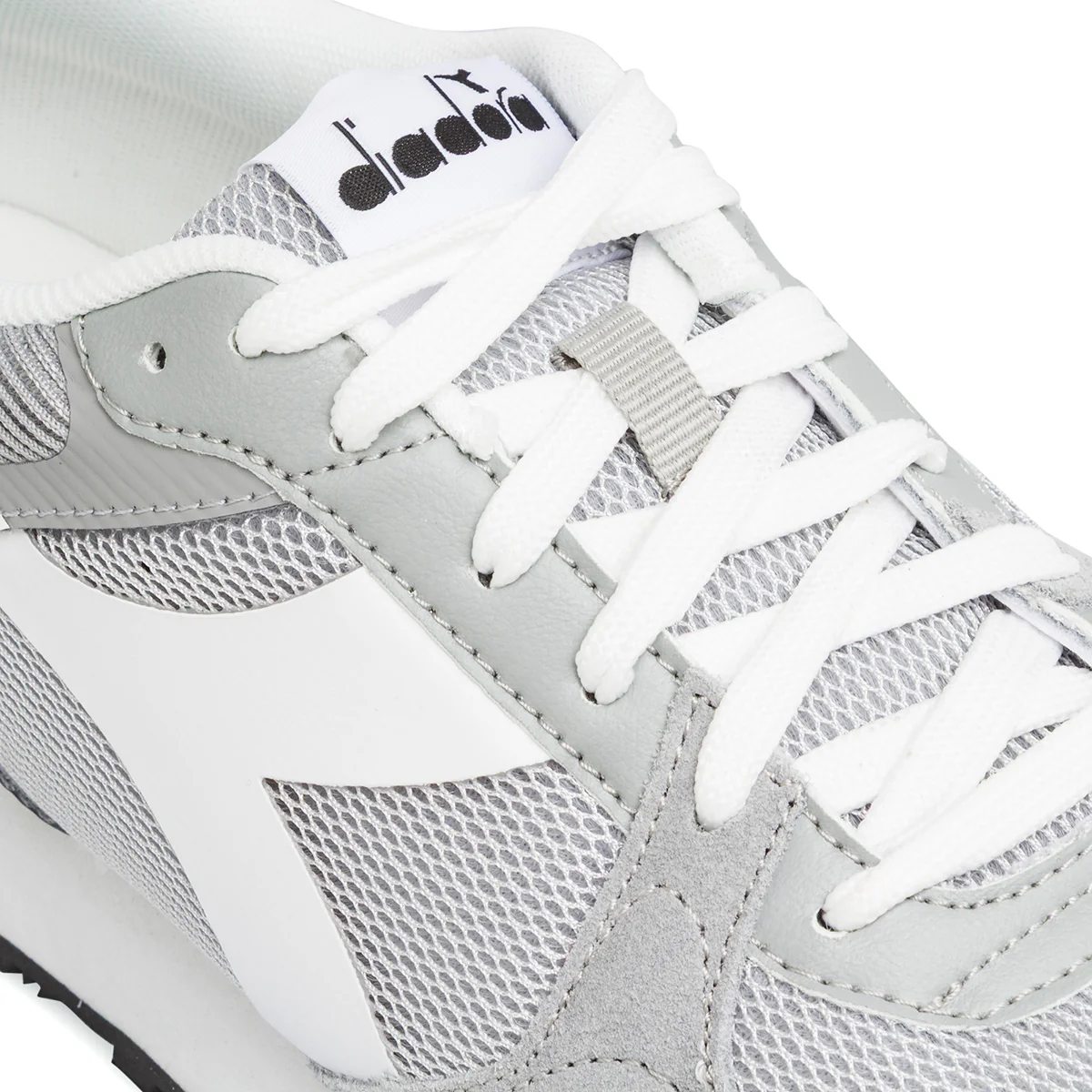 Sneakers uomo grigie e bianche in tessuto mesh con logo Diadora - Image 4