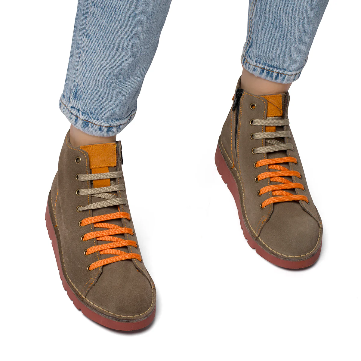 Stivaletti khaki in pelle scamosciata da donna con dettagli arancioni Primopiano - Image 2