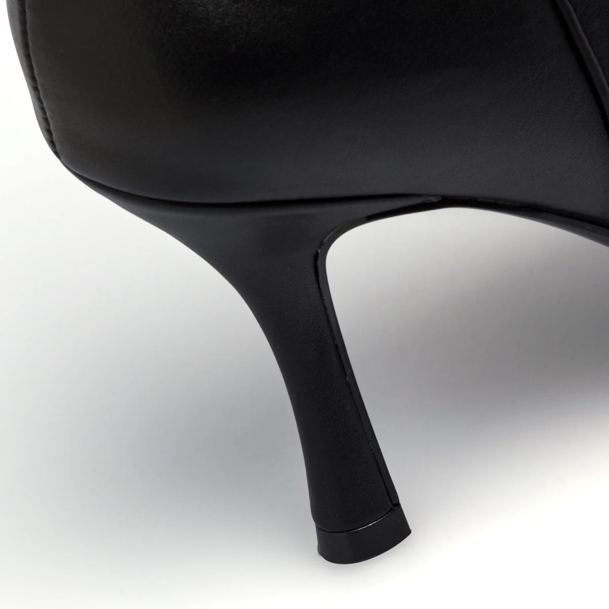 Stivaletti neri da donna con maxi-catena e tacco 9 cm Lora Ferres - Image 18