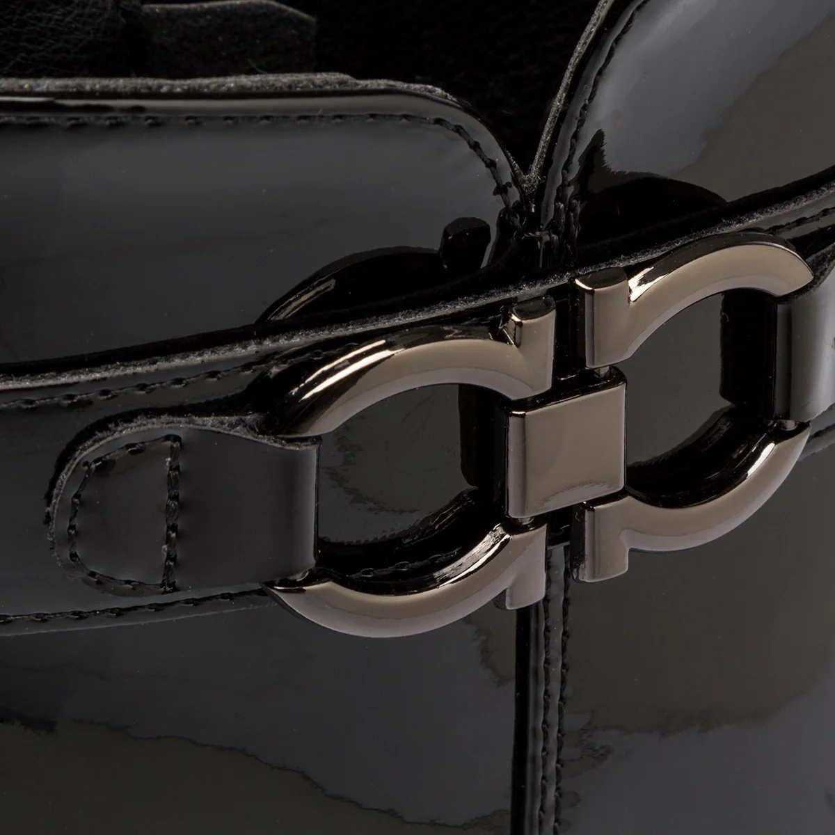 Stivaletti neri in vernice da donna con tacco 8 cm, zip laterale e cinturino con morsetto Lora Ferre - Image 7