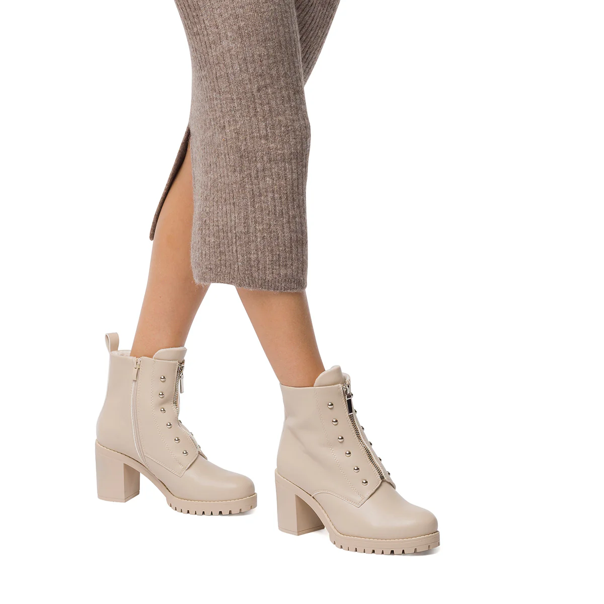 Stivaletti off-white da donna con borchie e zip frontale Lora Ferres - Image 4