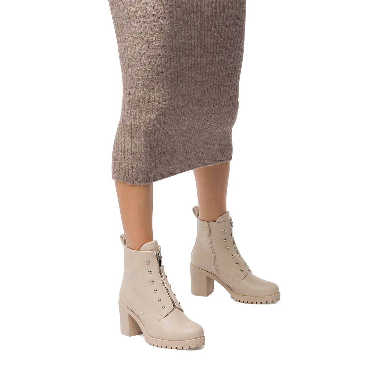 Stivaletti off-white da donna con borchie e zip frontale Lora Ferres - Image 5
