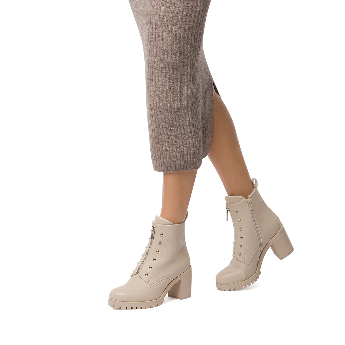 Stivaletti off-white da donna con borchie e zip frontale Lora Ferres - Image 6