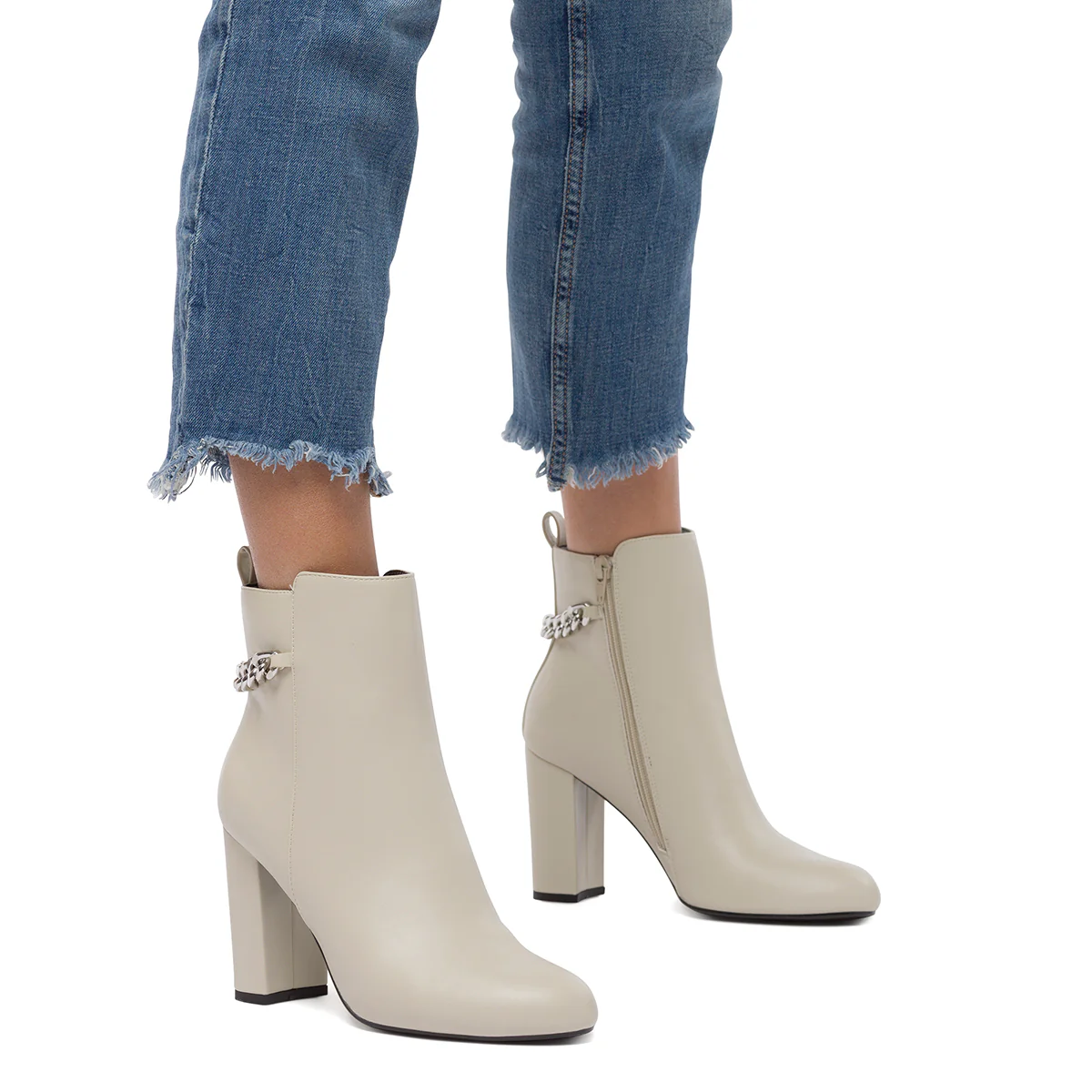 Stivaletti off-white da donna con tacco 9 cm e catena Swish Jeans - Image 10