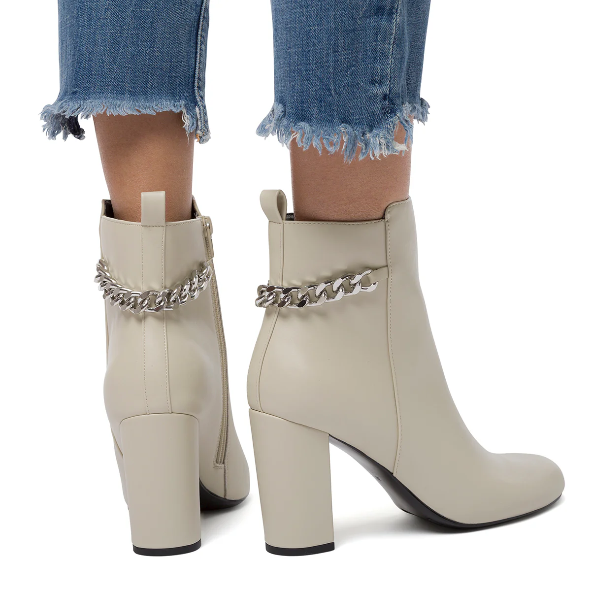 Stivaletti off-white da donna con tacco 9 cm e catena Swish Jeans - Image 11