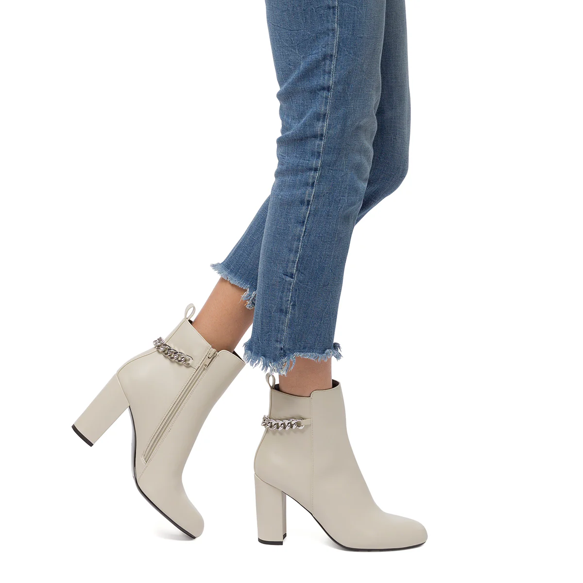 Stivaletti off-white da donna con tacco 9 cm e catena Swish Jeans - Image 4
