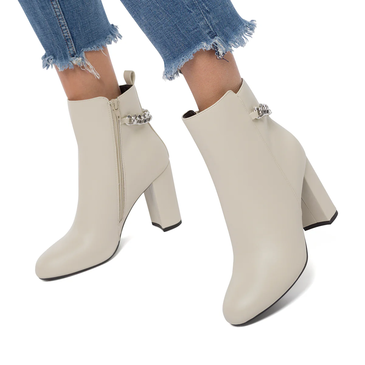 Stivaletti off-white da donna con tacco 9 cm e catena Swish Jeans - Image 6