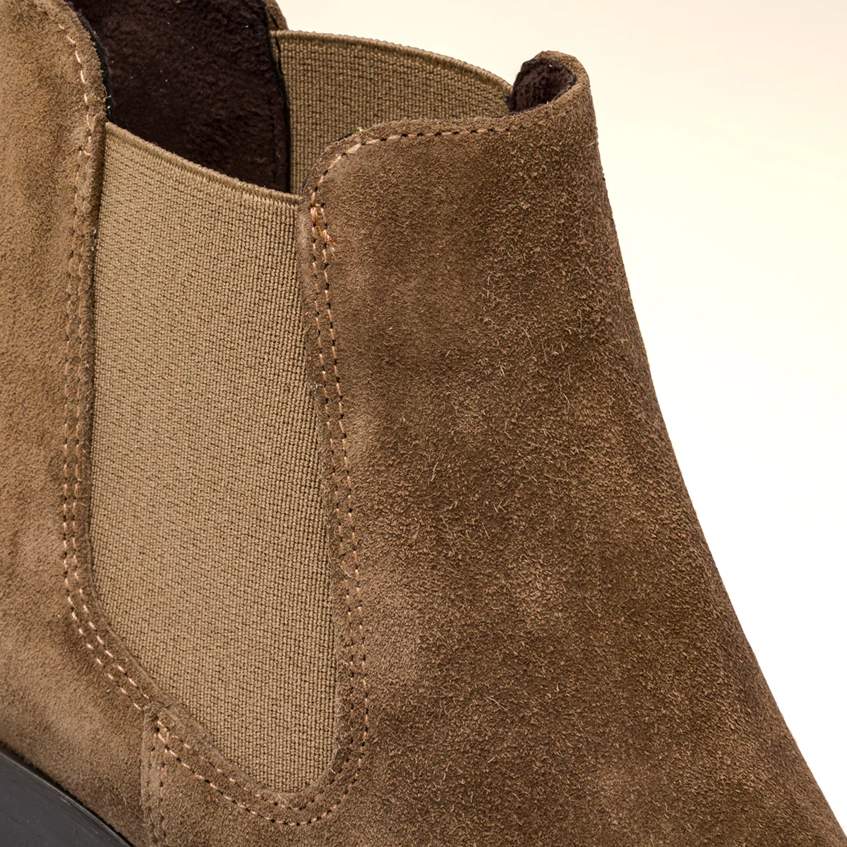 Stivaletti taupe in pelle scamosciata con tacco 5 cm Primopiano - Image 6