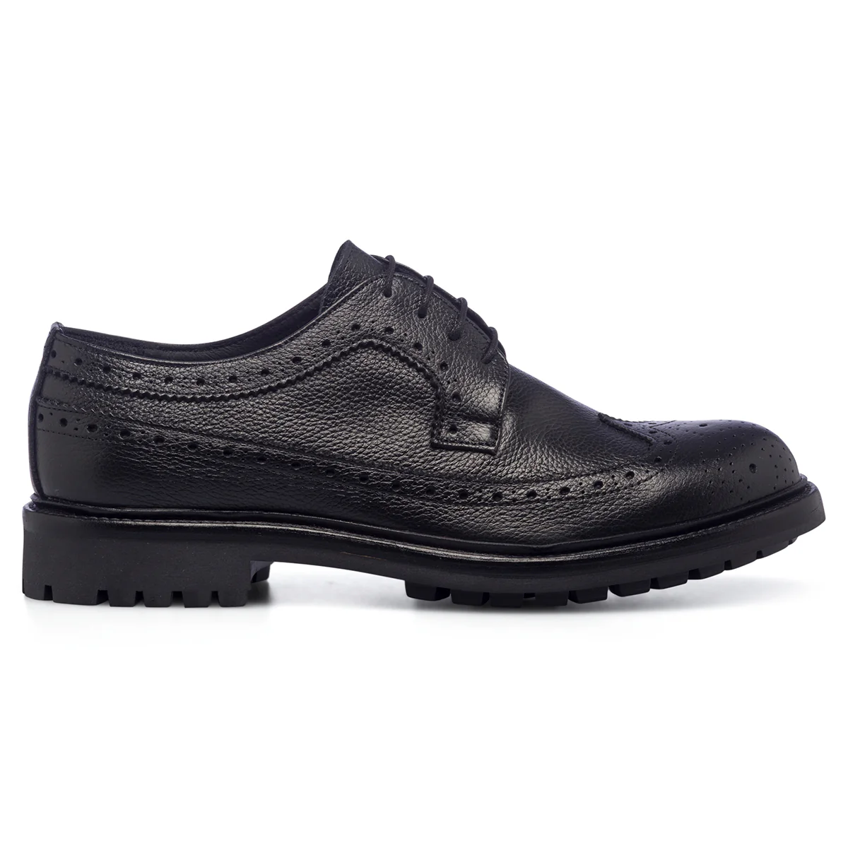 Stringate casual nere in pelle da uomo con dettagli brogue Primopiano