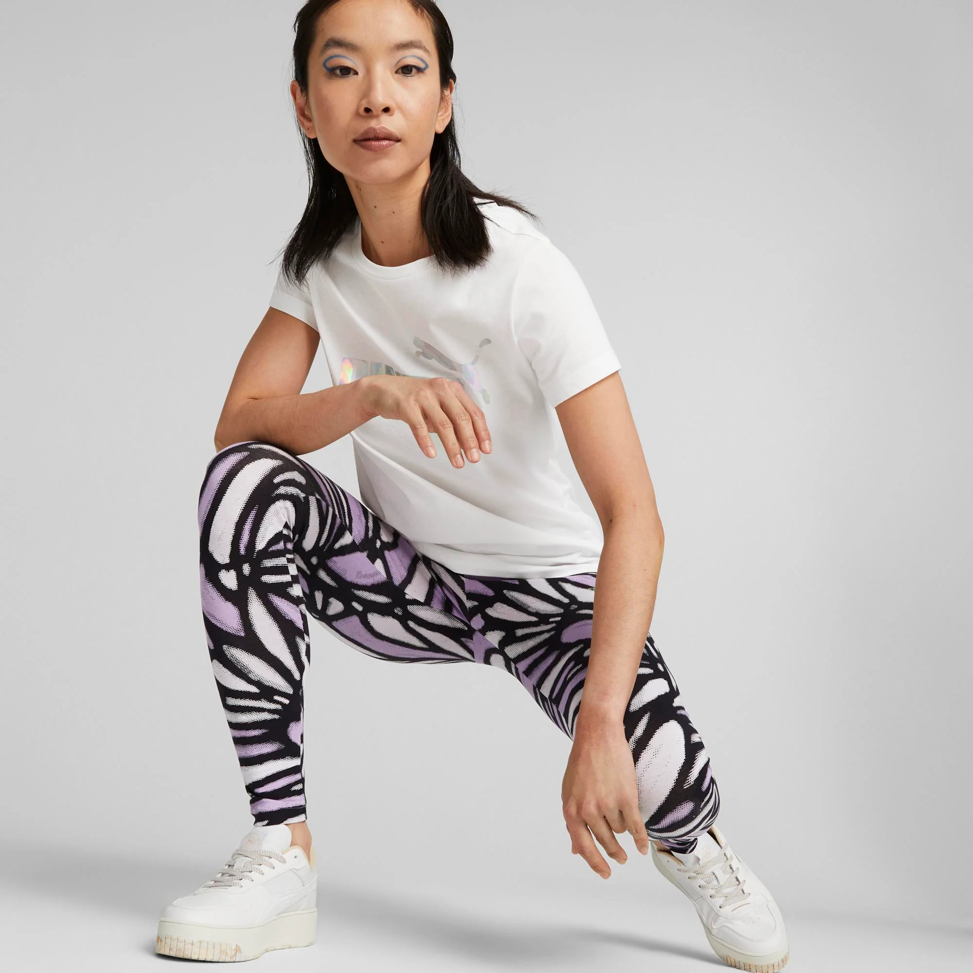 T-shirt bianca da donna con logo iridescente Puma Essentials+ NOVASHINE - Image 3