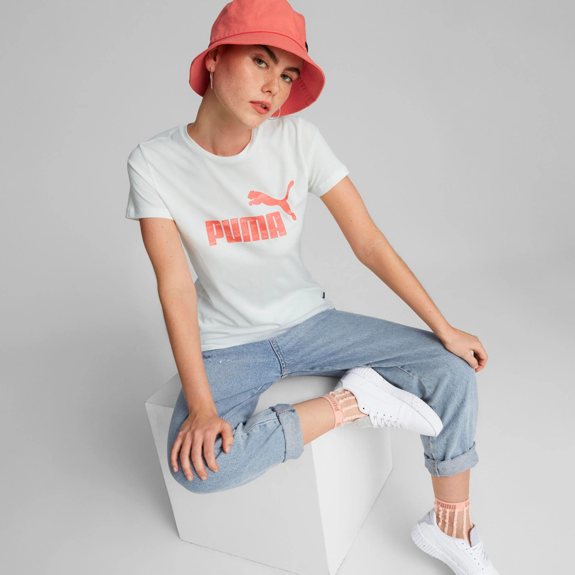 T-shirt bianca da donna con logo sul petto Puma Essentials+