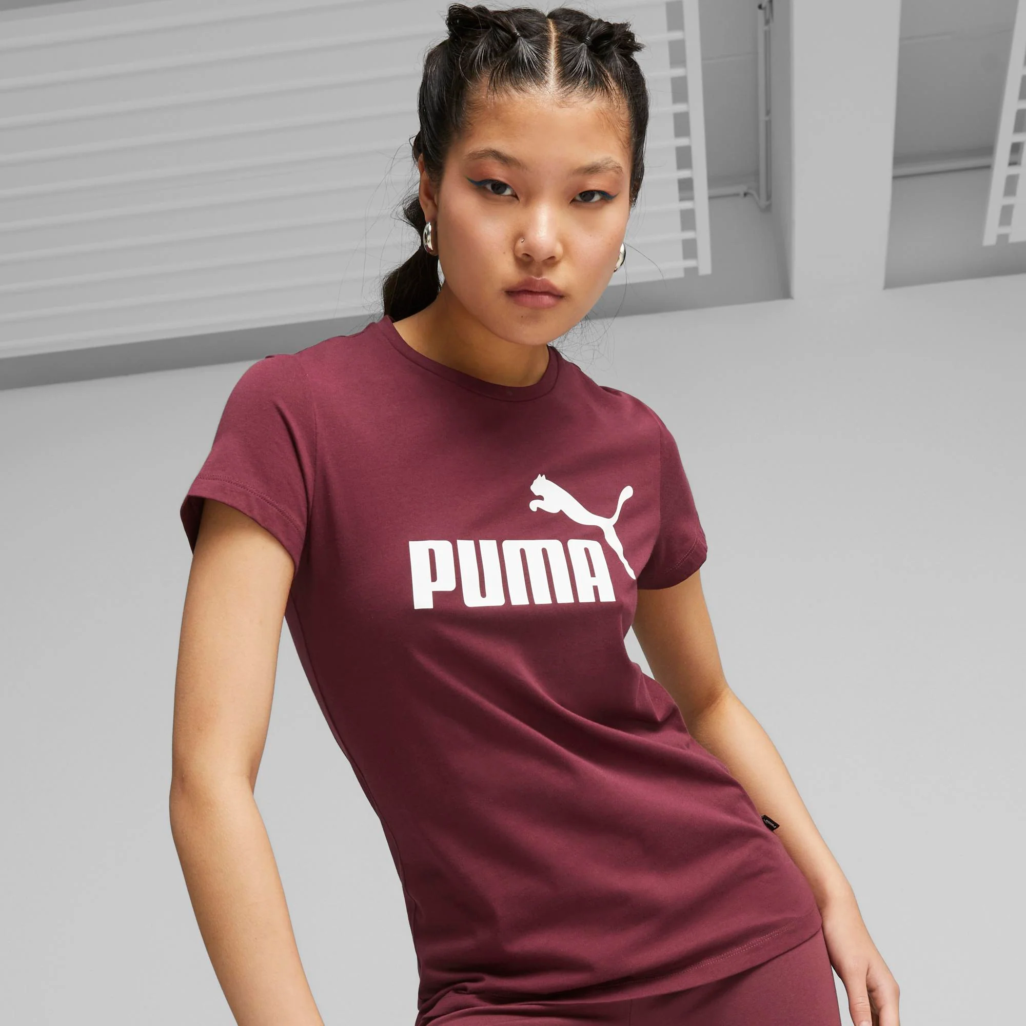 T-shirt bordeaux da donna con logo Puma Essentials