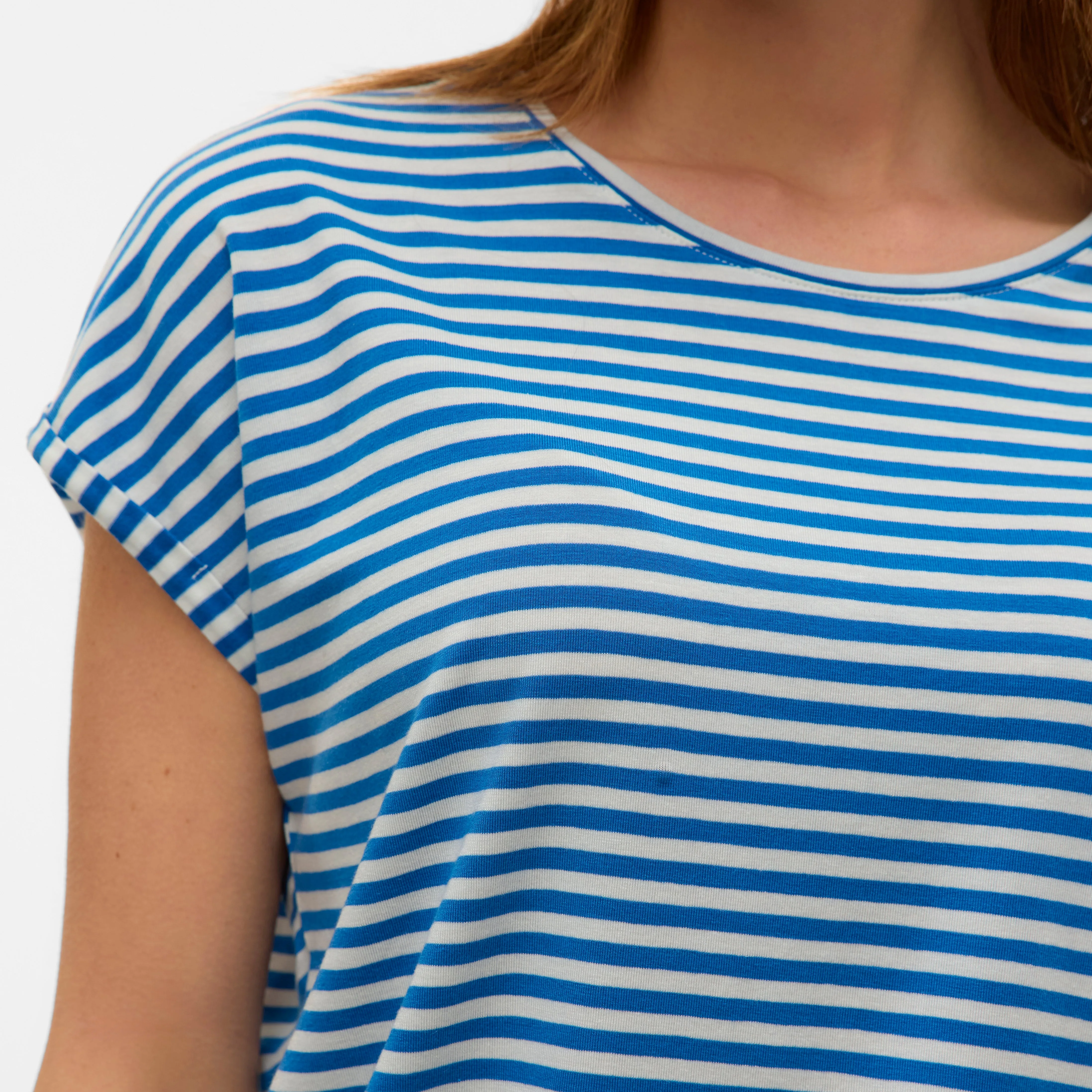 T-shirt casual da Donna blu a righe bianche con girocollo Vero Moda - Image 4
