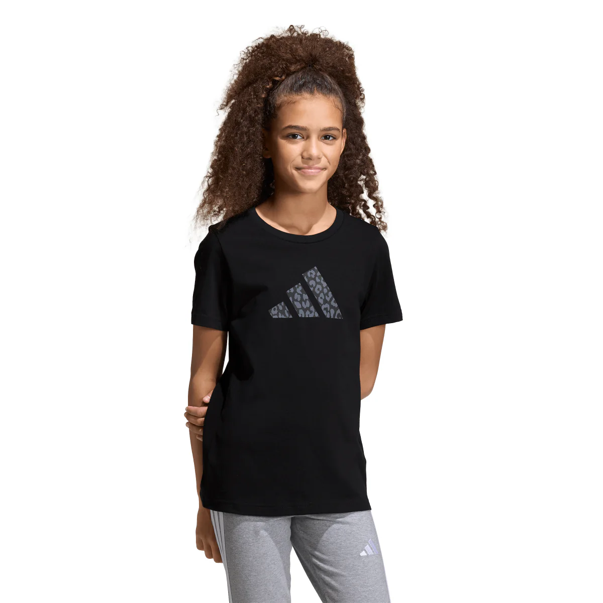 T-shirt da bambina nera con stampa leopardata sul logo adidas