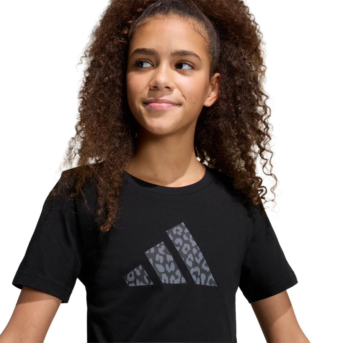 T-shirt da bambina nera con stampa leopardata sul logo adidas - Image 5