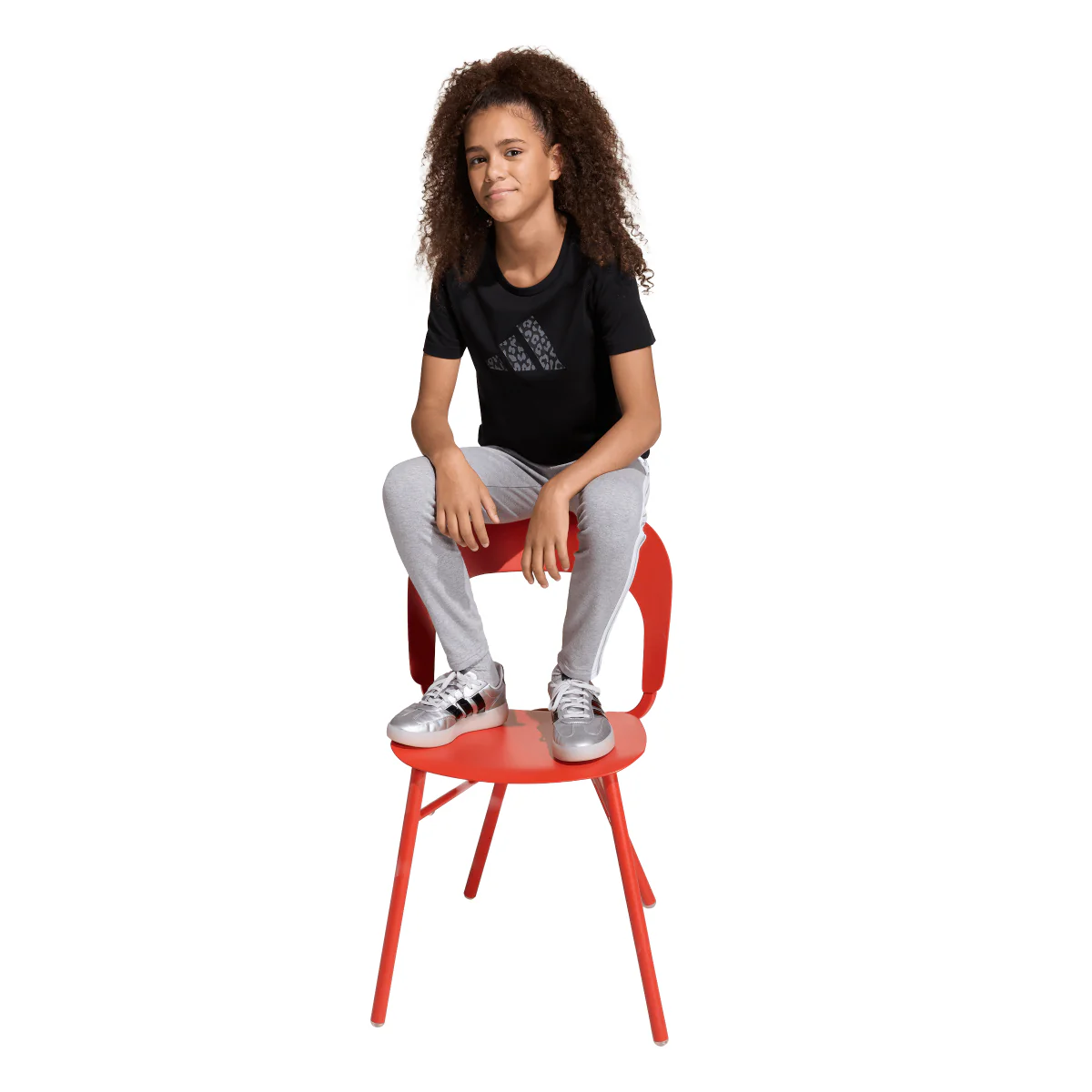 T-shirt da bambina nera con stampa leopardata sul logo adidas - Image 6