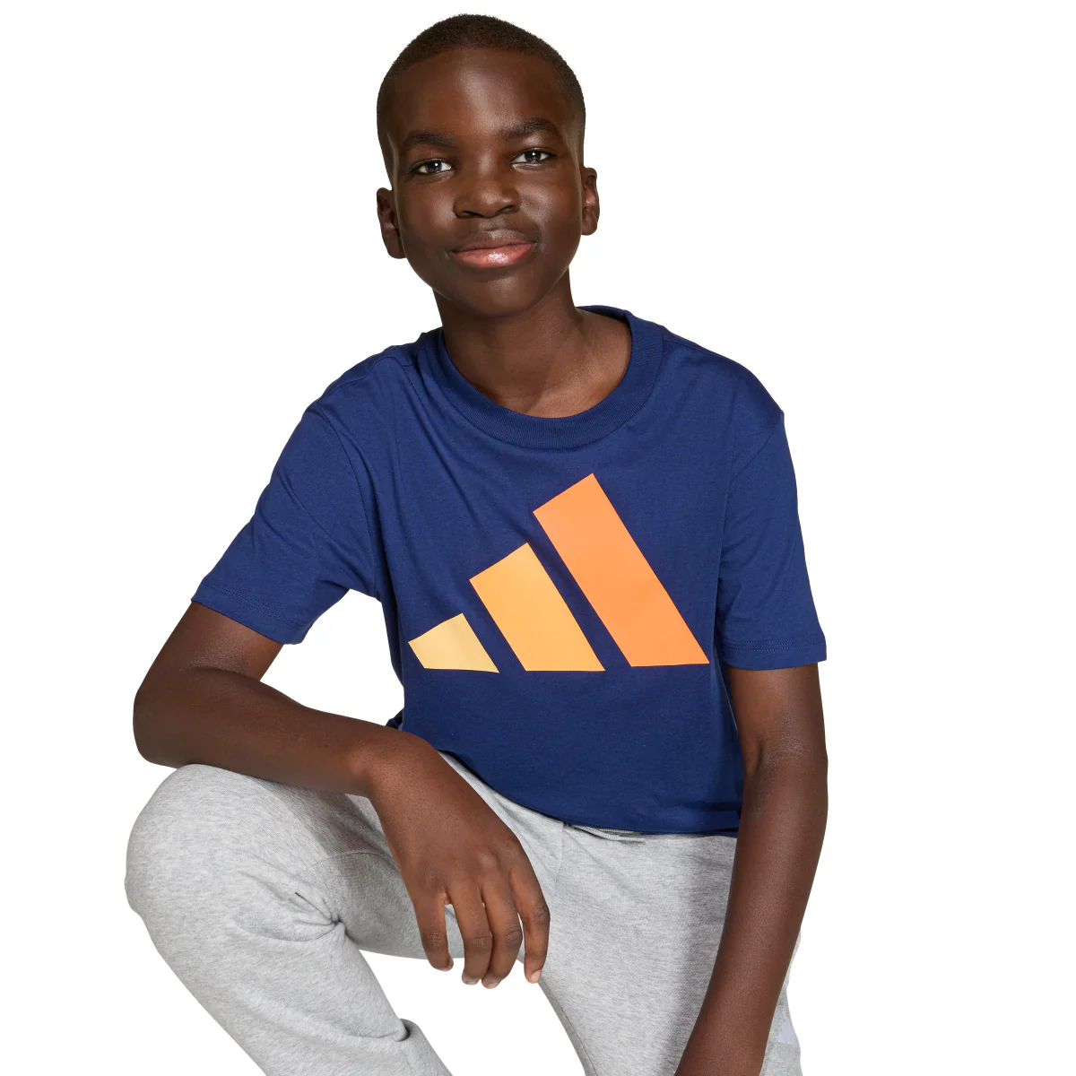 T-shirt da bambino blu con maxi logo grafico arancione adidas - Image 4
