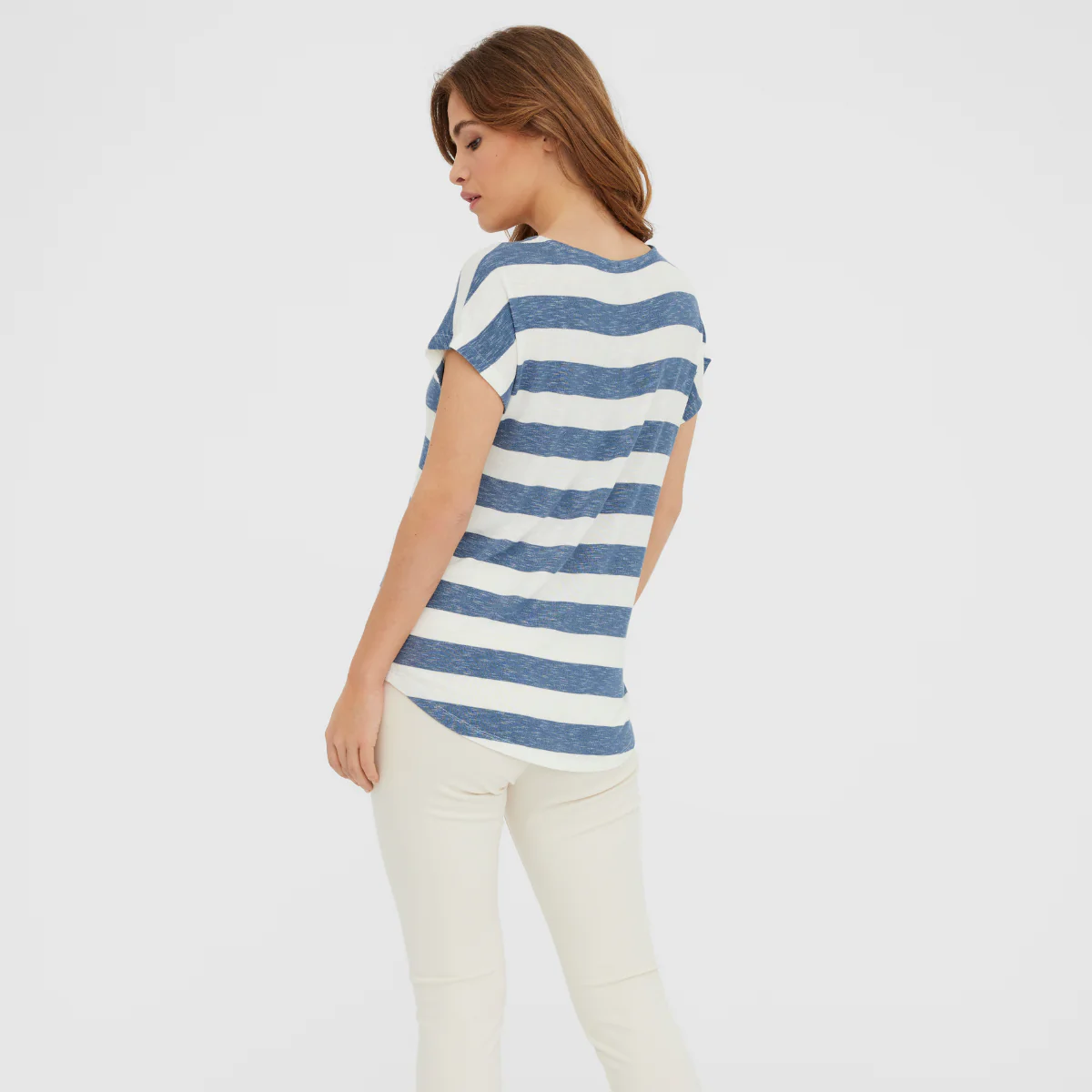 T-shirt da Donna a righe bianco e blu con girocollo Vero Moda - Image 2
