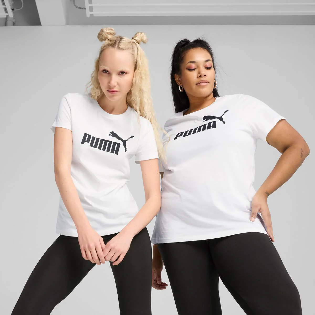 T-shirt da donna bianca con logo nero a contrasto sul petto Puma