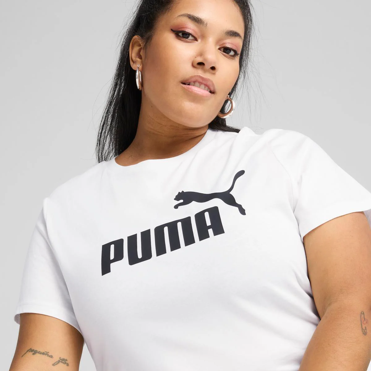 T-shirt da donna bianca con logo nero a contrasto sul petto Puma - Image 3