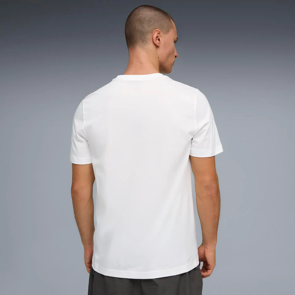 T-shirt da uomo bianca Puma con logo rosso dal design geometrico - Image 2