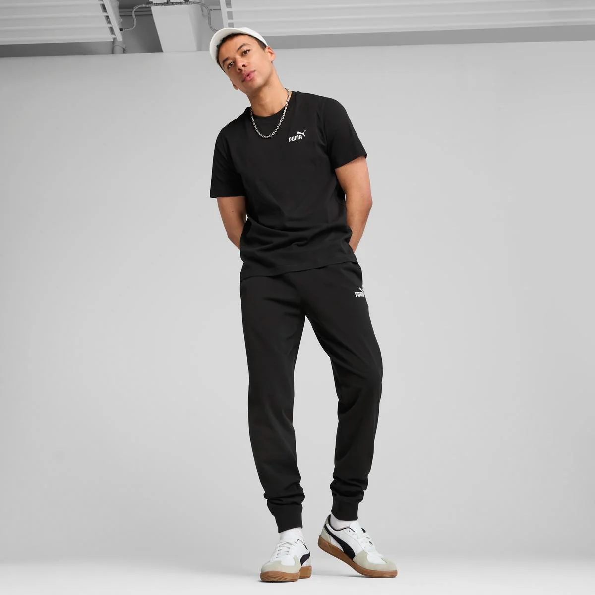 T-shirt da uomo nera Puma con logo bianco a contrasto sul petto