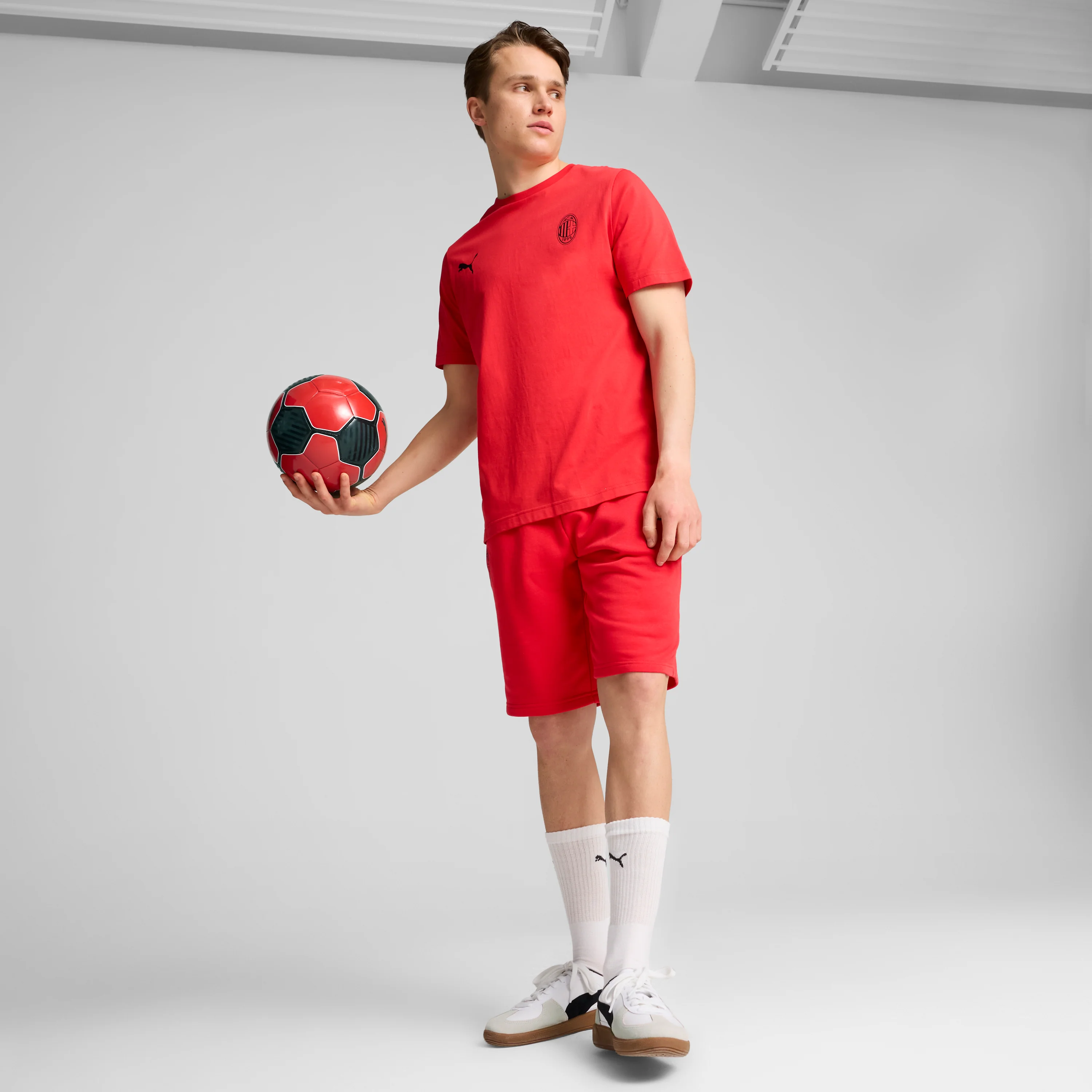 T-shirt da uomo rossa con logo AC Milan Puma - Image 2