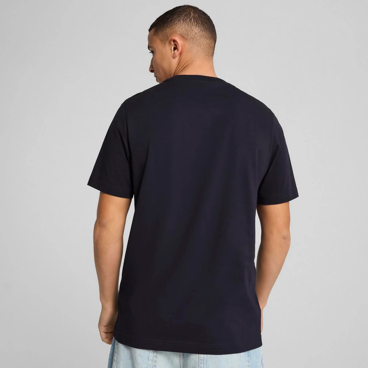 T-shirt design minimal da uomo blu Puma con logo bianco sul petto - Image 2